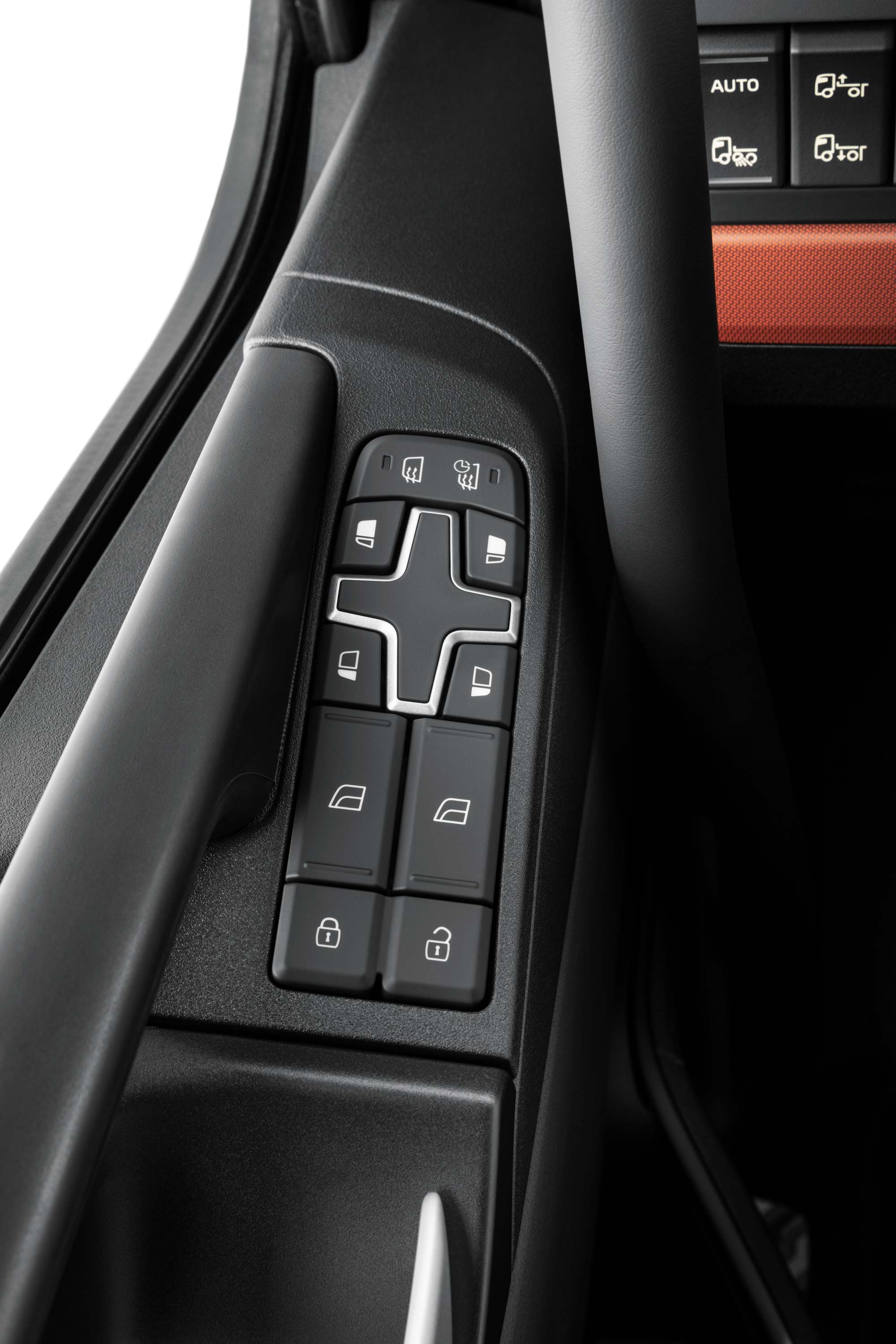 Volvo FH16 salonā integrētas vadības ierīces, lai atvieglotu piekļuvi.