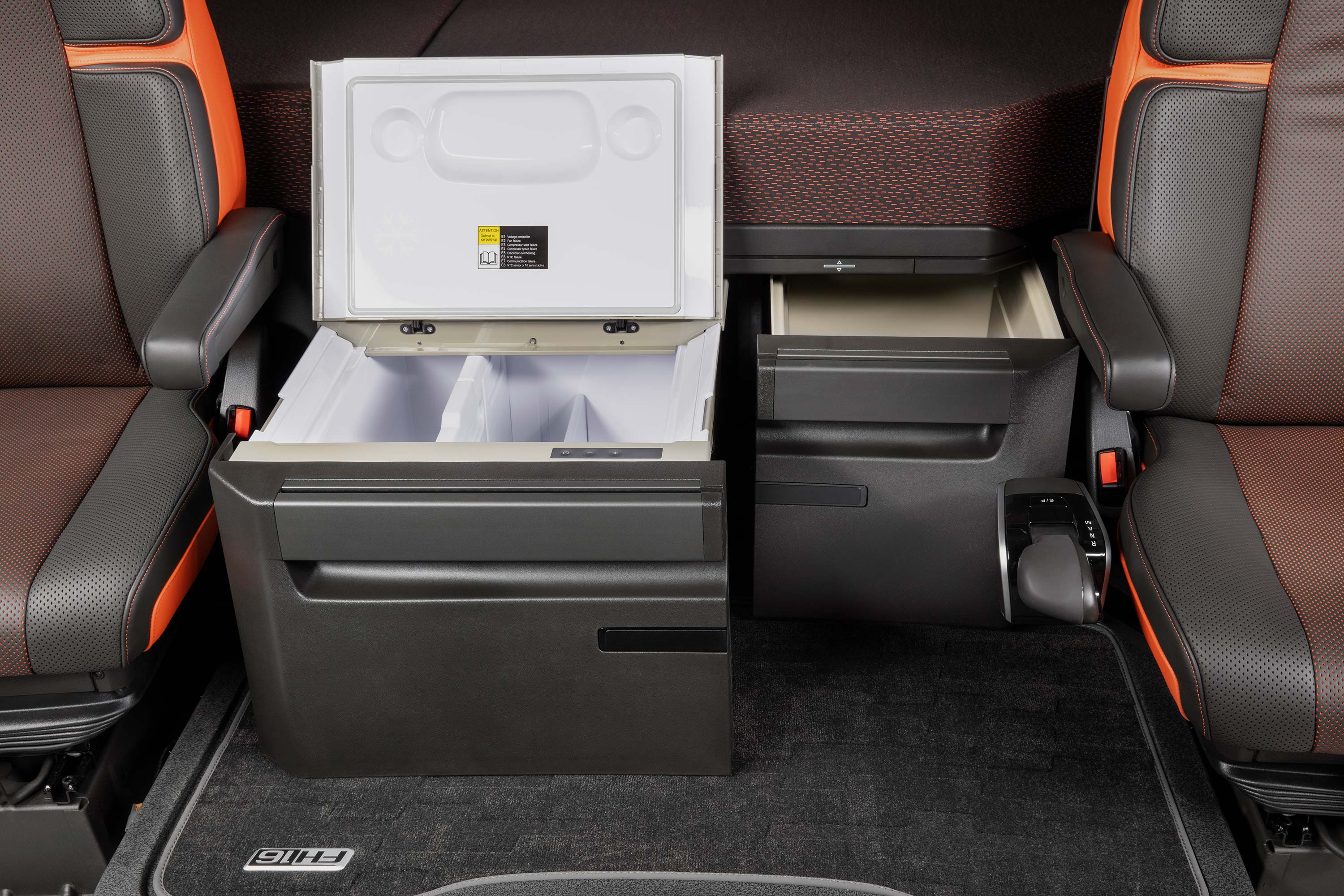 Ja nepieciešams, Volvo FH16 var aprīkot ar diviem ledusskapjiem.