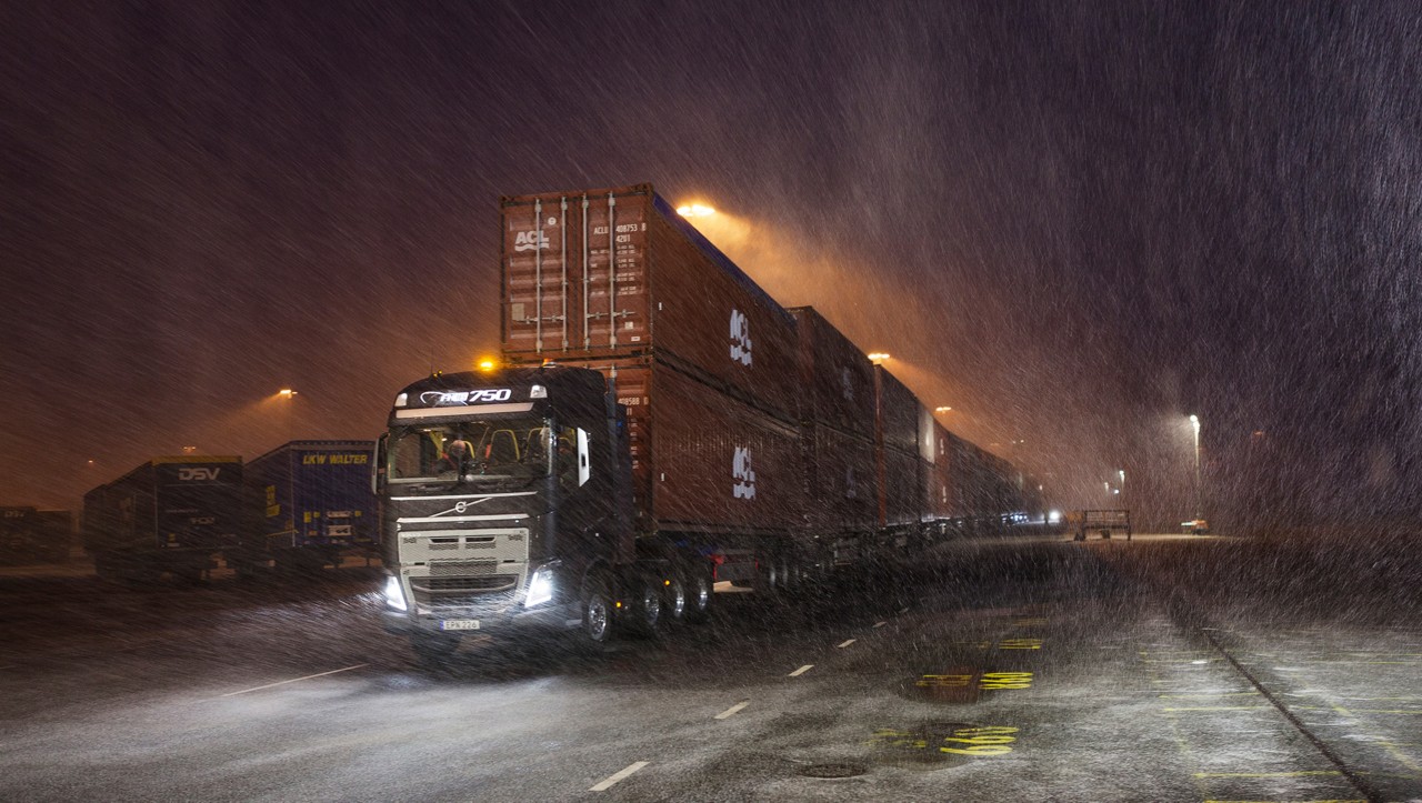 Volvo FH testē brauciena uzsākšanu ar smagu kravu