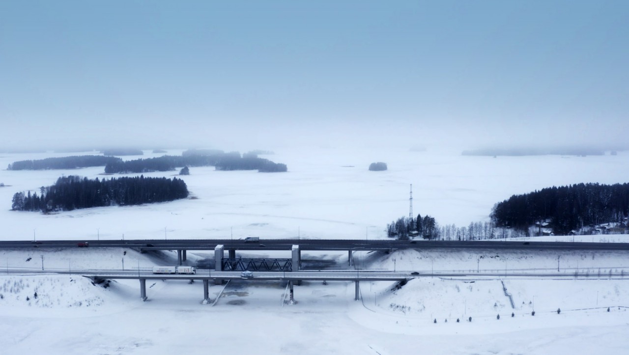 Volvo FH ar I-Save, kas nogriežas uz sniegota ceļa, tuvplāns